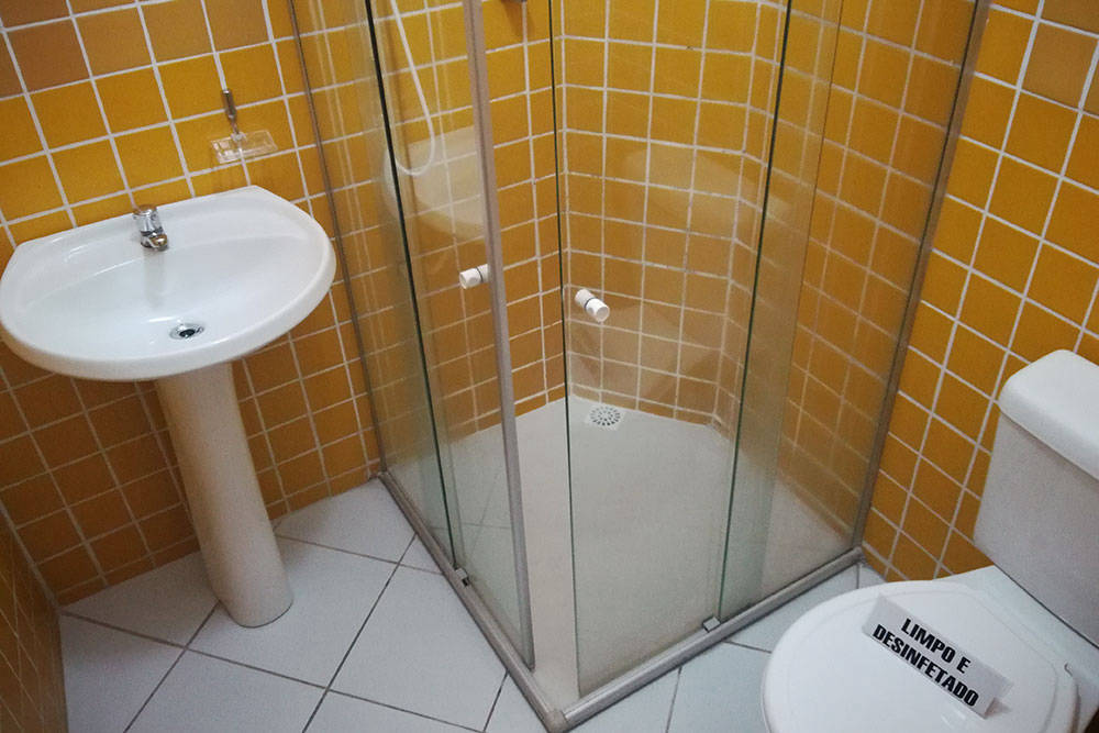 Quarto triplo com vista mar