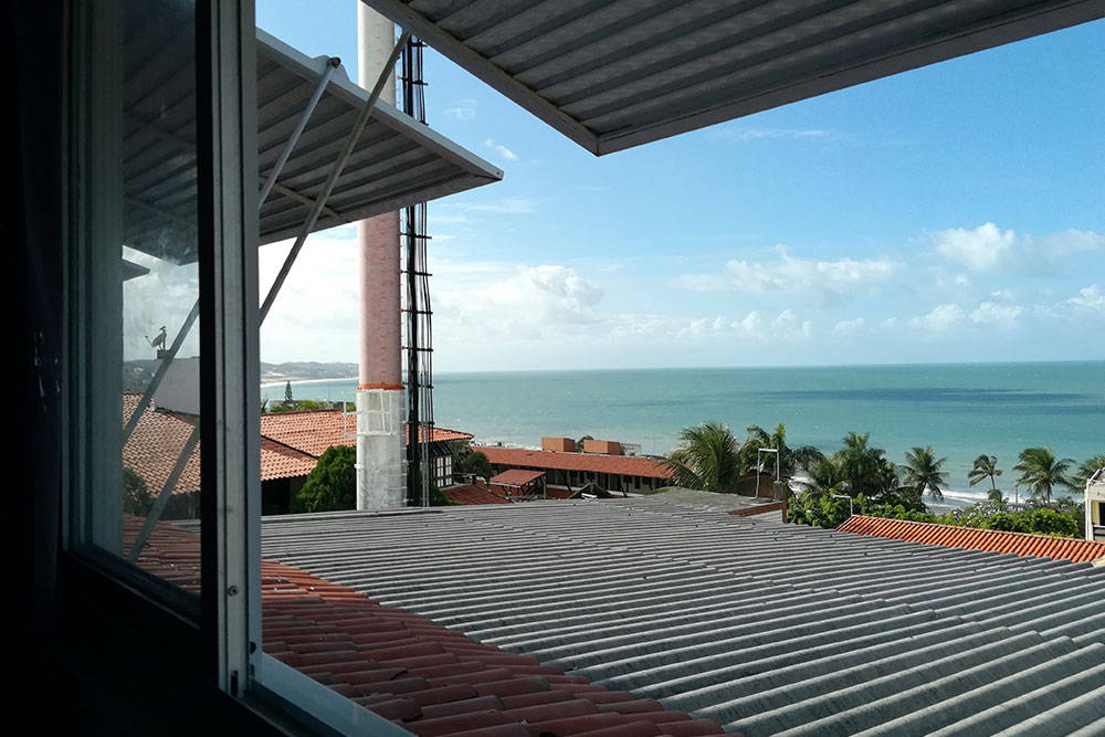 Quarto triplo com vista mar